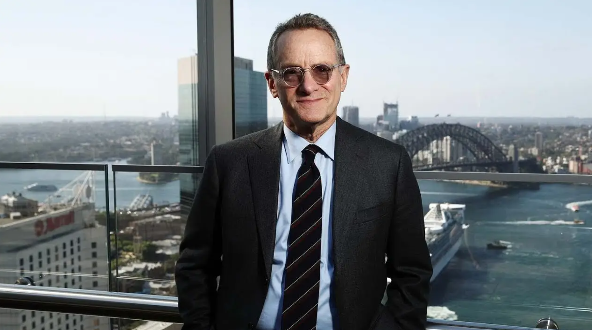 Uma foto de Howard Marks em seu escritorio