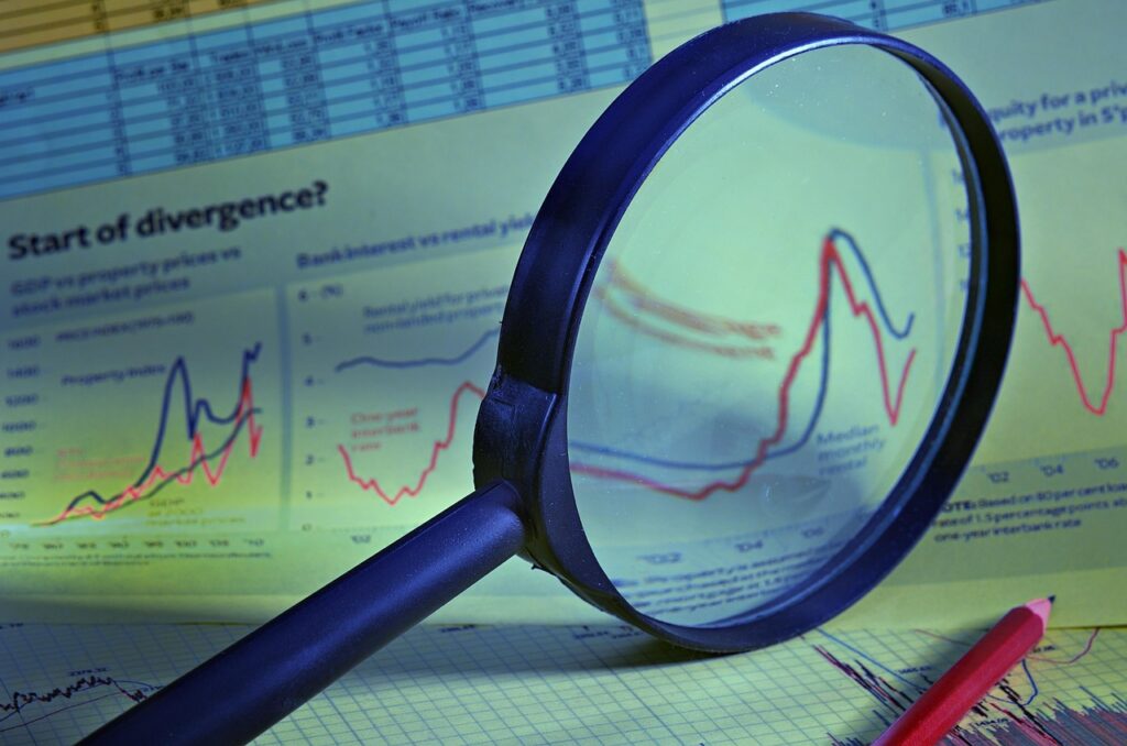 Imagem de uma lupa representando analise financeira